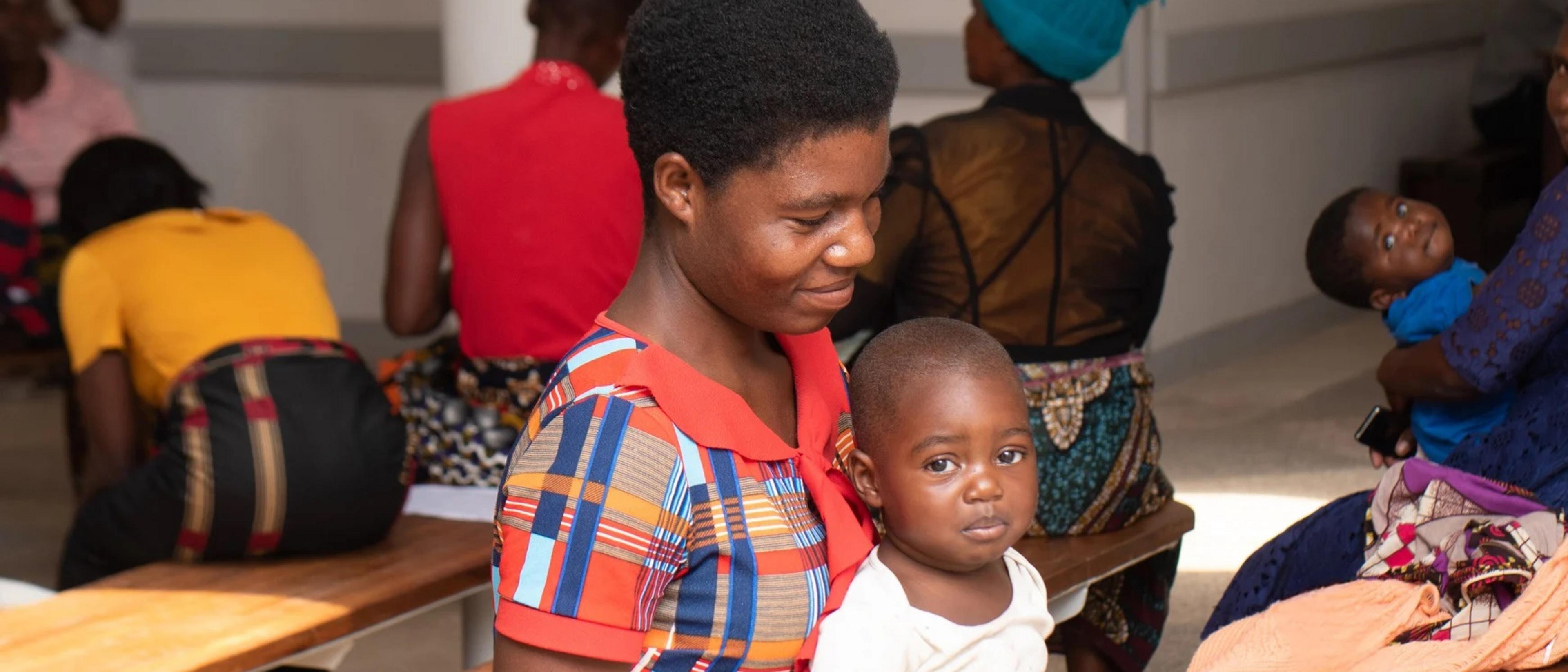 Impression: Mother and child in the hospital waiting room Photo by Zeeya Creations Lilongwe´